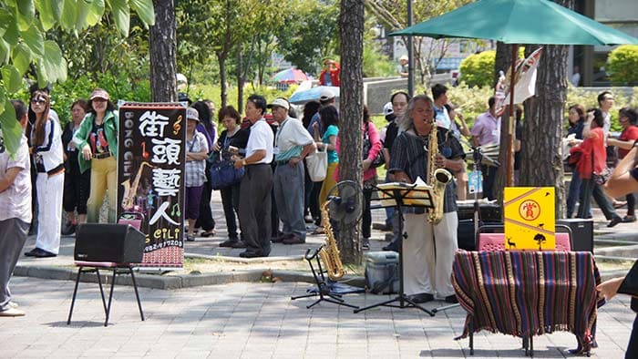 南庄遊客中心前廣告街頭藝人表演帶動熱鬧氣氛